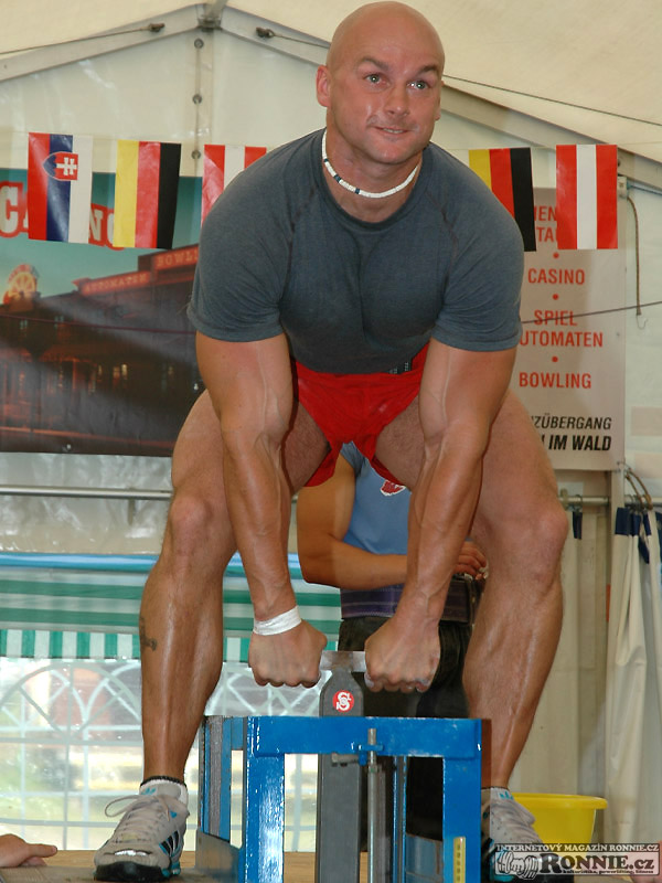 L��a Mr�z p�edvedl na sv�m prvn�m z�vod� skv�l� v�kon - 225 kg do v��ky 66 cm.