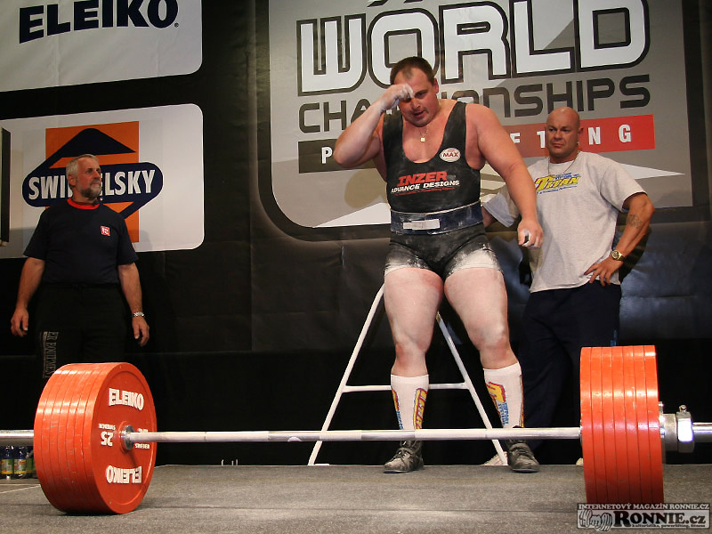 Vladimir Bodarenko a jeho rychl� motlitba p�ed pokusem 377,5 kg.