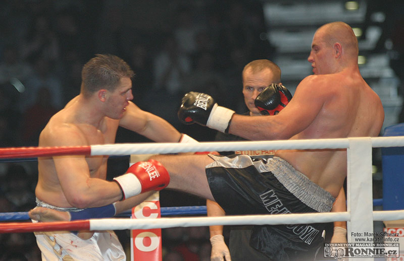 Prvn� superfight ve�era: Petr Vondr��ek vs. Reamon Welboren