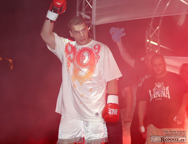 Petr se v�t� s dom�c�m publikem
