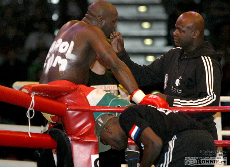 Ernesto Hoost se sv�m sv��encem Ashwinem Balrakem