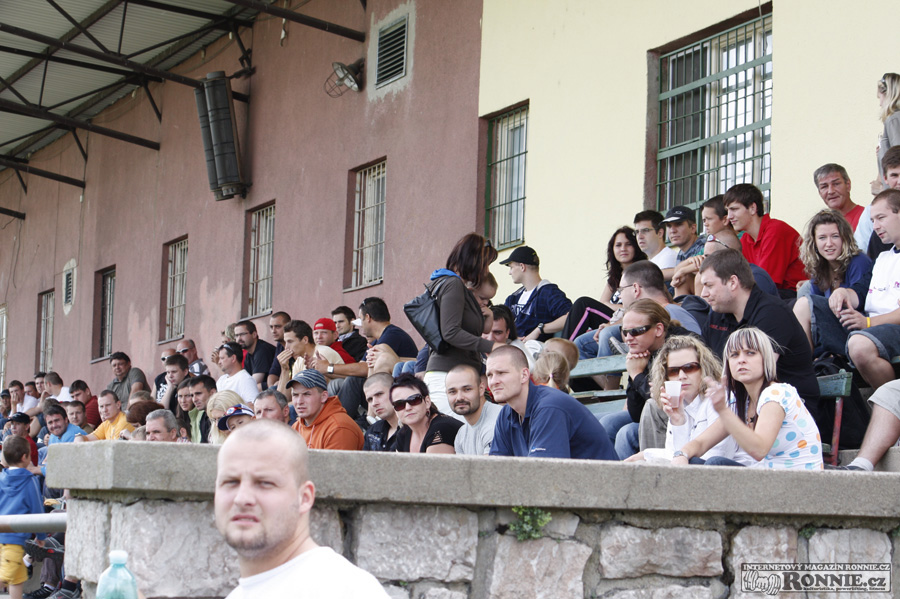 Tribuna byla pln� fand�c�ch div�k�, z nich� n�kte�� se pozd�ji stali i sout��c�mi;-).