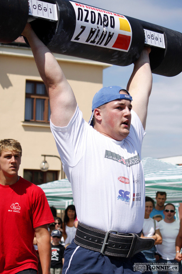 Zden�k Pilc a v jeho pod�n� velmi lehk�ch 95 kg nad hlavou