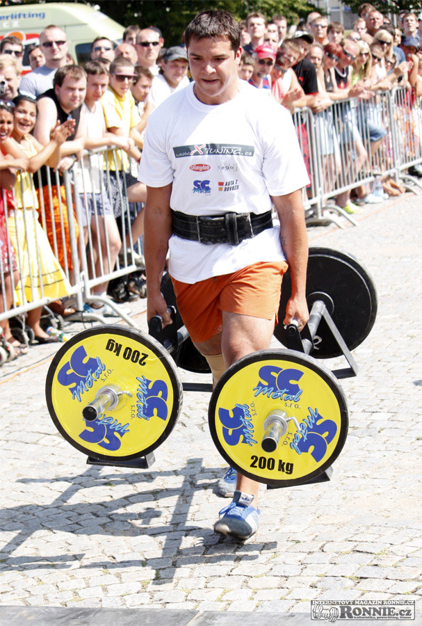 Michal Tich� s 270 kg v rukou - v jeho pod�n� sp�e p�ipom�naj�c� b�h s n�kupn�mi ta�kami