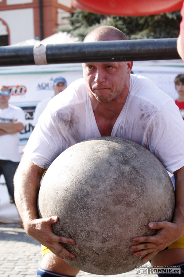Jakub Smejkal a 125 kg v��c� Atlas Stone