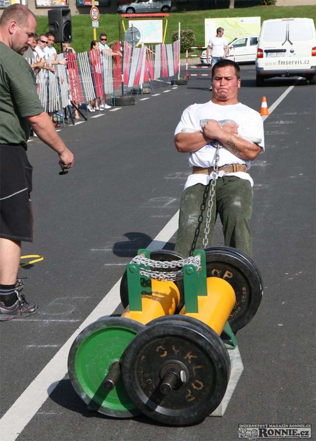 Franti�ek Bauer p�i tah�n� 350 kg san�.