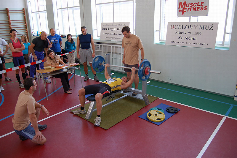 Prvn� discipl�na bench-press se 65 kg - Jens Dietrich (N�mecko)