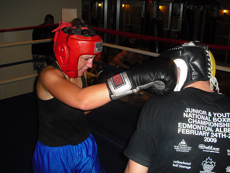 Tereza Luke�ov� z Plzn� tr�nuje s mistrem Kanady ve v�ze do 64 kg Kanem Heronem.