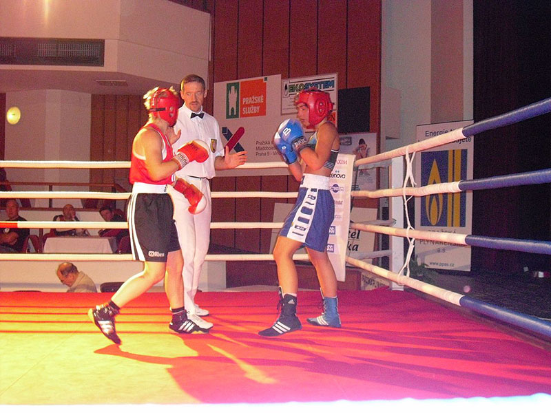 Tereza Luke�ov� (v modr�m rohu) z JK BOX Plze� por�� na body Adrianu Lehmanovou z Prahy.