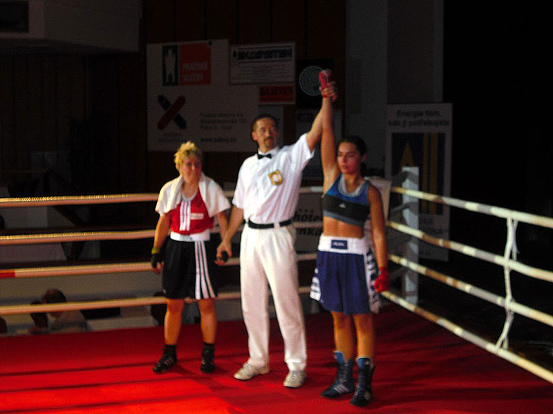 Tereza Luke�ov� (v modr�m rohu) z JK BOX Plze� por�� na body Adrianu Lehmanovou z Prahy.
