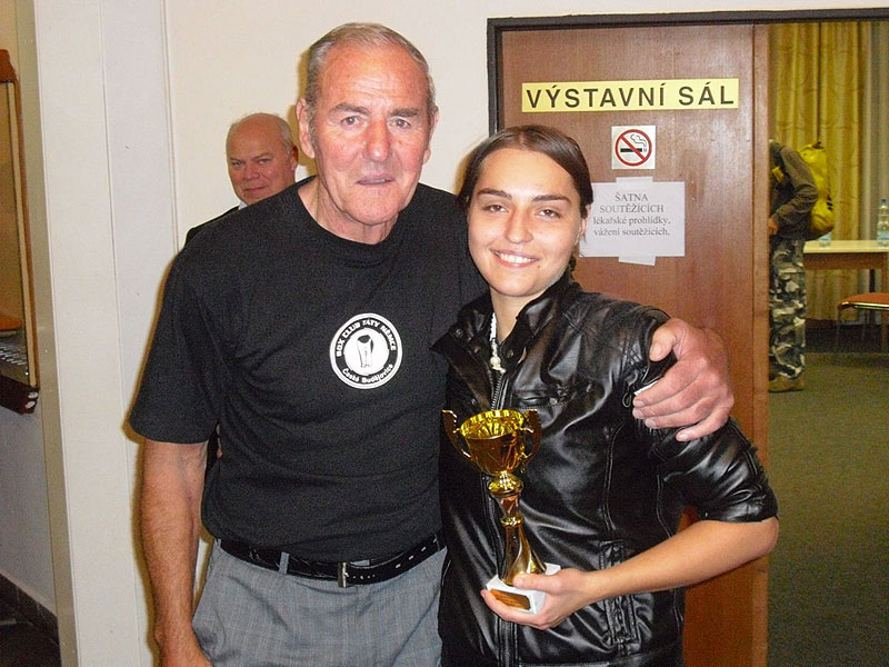 Plze�sk� boxerka Tereza Luke�ov� s legendou �eskoslovensk�ho boxu Pep�kem N�mcem, dr�itelem olympijsk�ch i evropsk�ch medail�