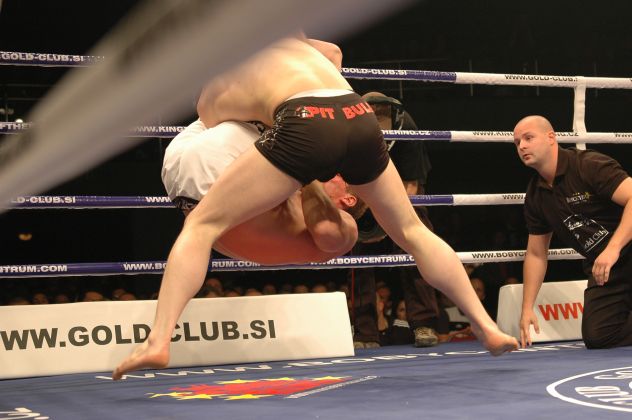Arbi Agujev (�e�ensko) vs. Andr� Reinders (�R), -84 kg