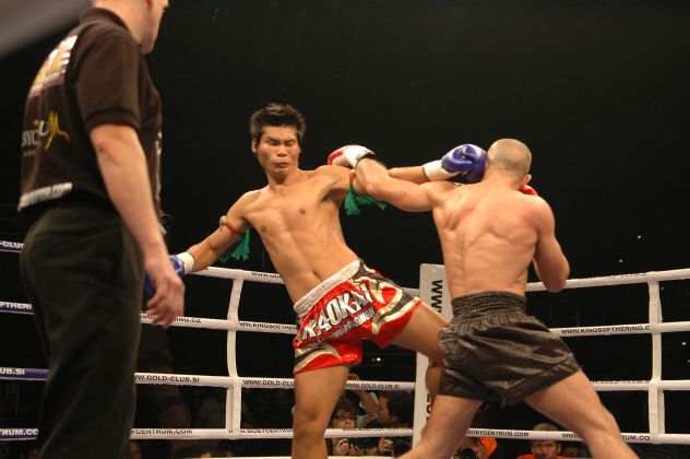Emil Zoraj (Chorvatsko) vs. Kaoklai Kaennorassing (Thajsko), -79 kg