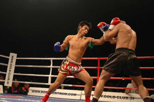 Emil Zoraj (Chorvatsko) vs. Kaoklai Kaennorassing (Thajsko), -79 kg