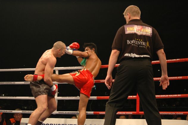 Emil Zoraj (Chorvatsko) vs. Kaoklai Kaennorassing (Thajsko), -79 kg