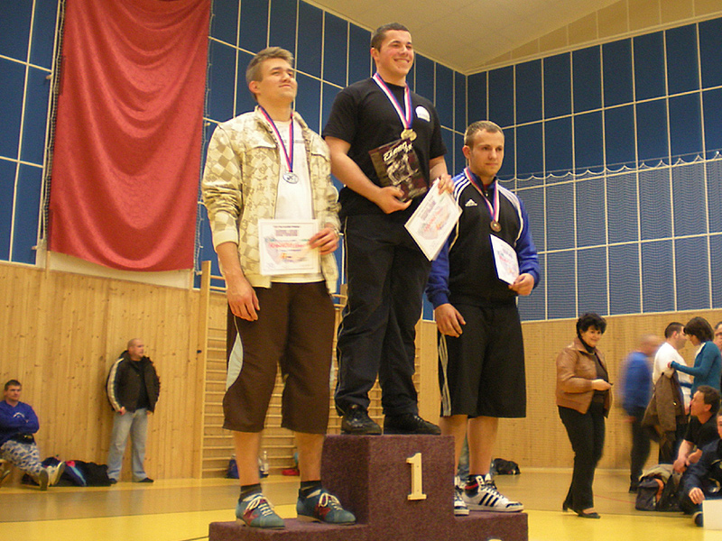 Junio�i do 100 kg