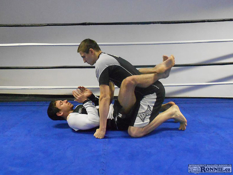 Leh-sedy v �closed guard� pozici - f�ze 1