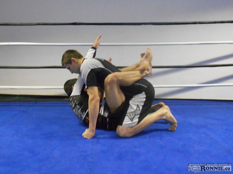 Leh-sedy v �closed guard� pozici - f�ze 2