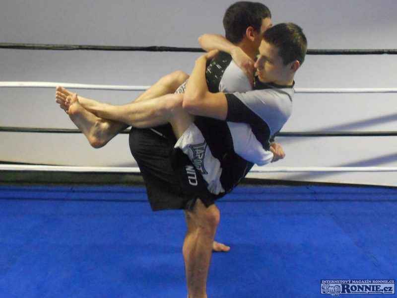 P�edklony trupu vestoje se sparing partnerem - f�ze 2