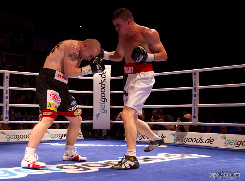 Luk� Kone�n� vs. Salim Larbi