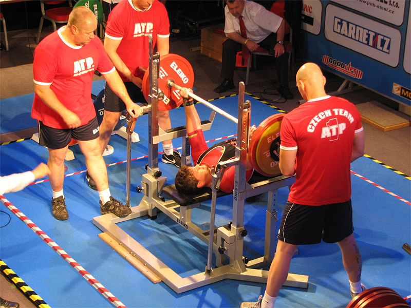 Tom� Svoboda b�hem pokusu se 160 kg