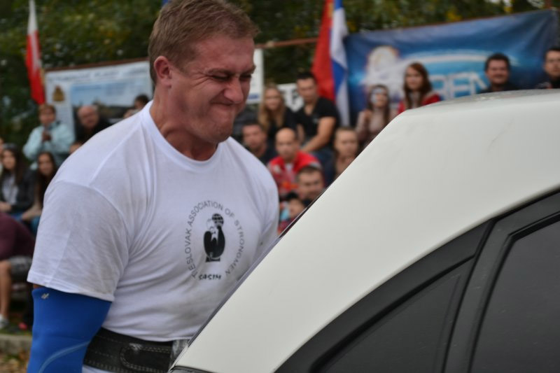 Bra�o Golier a b�h s automobilem