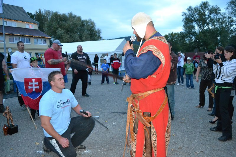 V�t�z Golier pasovan� na ryt��e