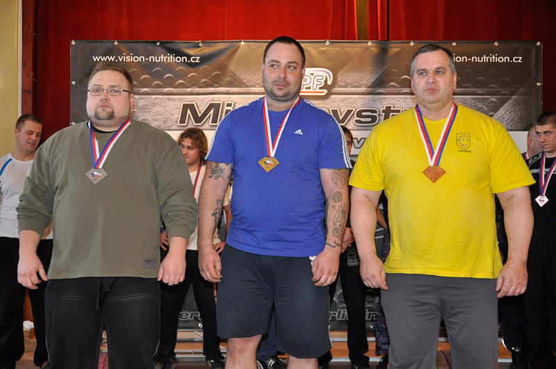 Mistrovstv� ji�n� Moravy v silov�m trojboji 2013 - uprost�ed absolutn� v�t�z Pavel Fu��k