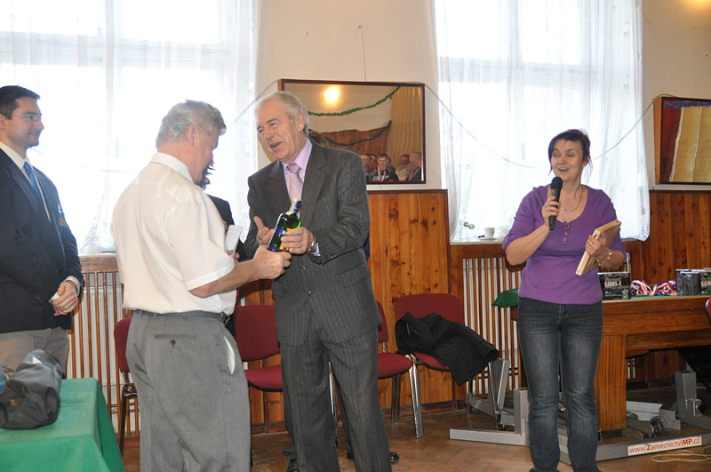 Mistrovstv� ji�n� Moravy v silov�m trojboji 2013 - gratulace p. Karp�kovi