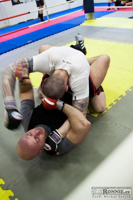 Tr�nink bojovn�k� v MMA Brno