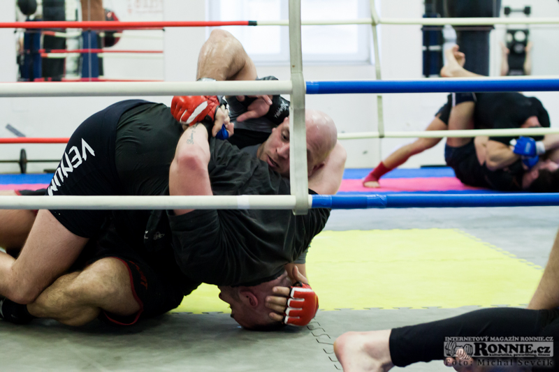 Tr�nink bojovn�k� v MMA Brno