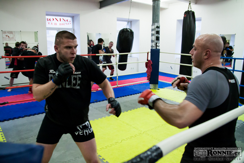 Tr�nink bojovn�k� v MMA Brno