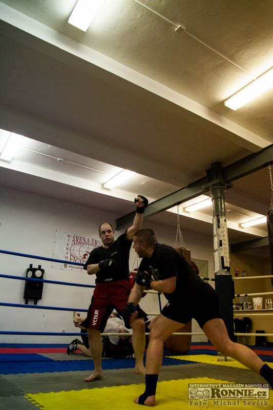 Tr�nink bojovn�k� v MMA Brno