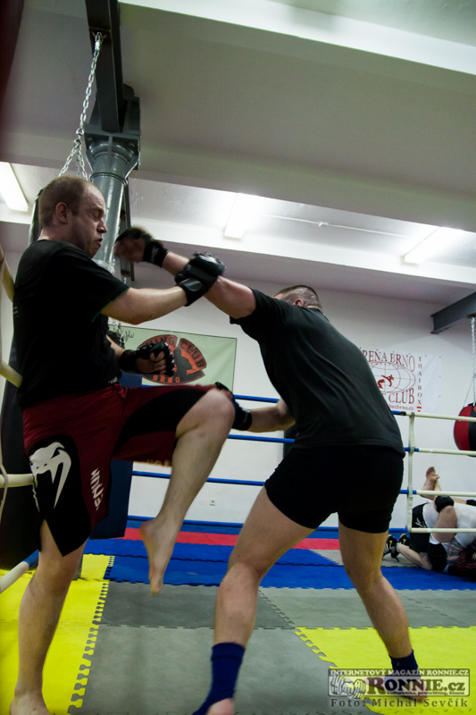 Tr�nink bojovn�k� v MMA Brno