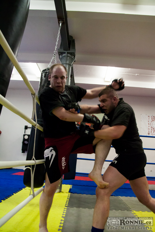 Tr�nink bojovn�k� v MMA Brno