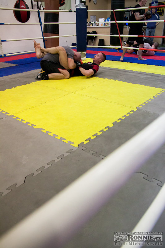 Tr�nink bojovn�k� v MMA Brno