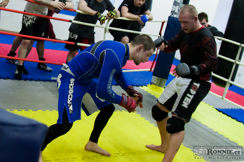 Tr�nink bojovn�k� v MMA Brno
