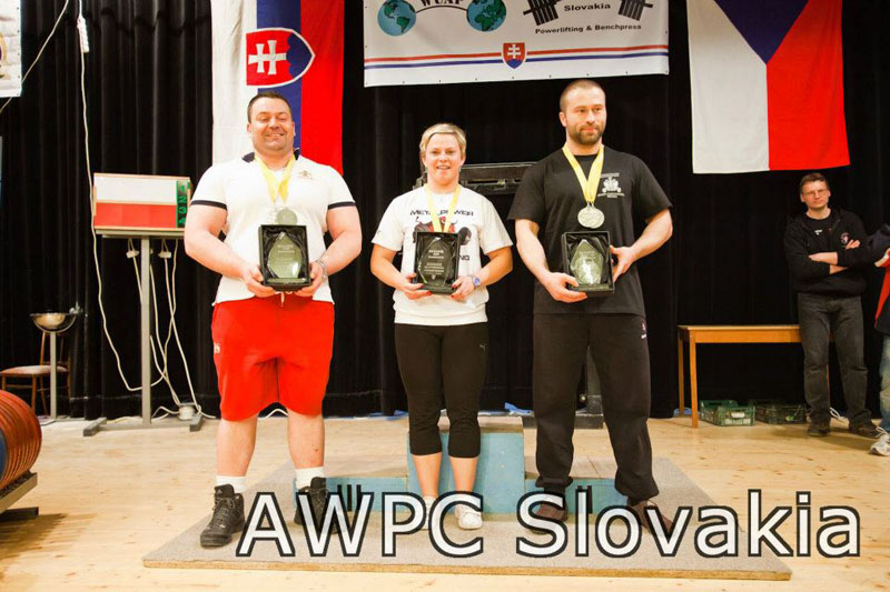 Nejlep�� lifte�i v jednotliv�ch discipl�n�ch<br> (Martin Ko�nar - bench, Monika Rovn� - d�ep, Peter Lincmaier - mrtv� tah)