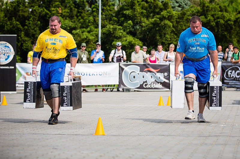Strongman Champions League Plze� 2013 - Luk� Svoboda a Zden�k Sedm�k