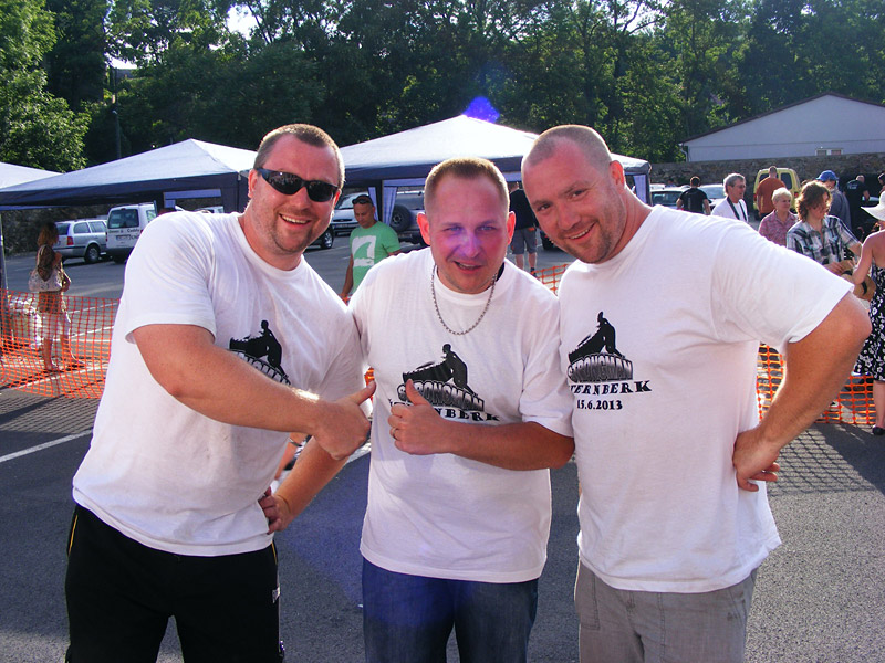 Strongman �ternberk 2013 - po�adatel� sout�e Martin a Mirek Mot��ovi s moder�torem Milanem Hubelkou