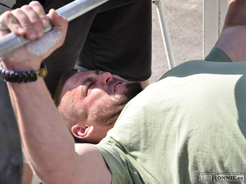 Bench-press byl n�ro�nou discipl�nou.