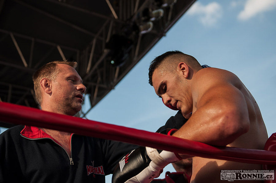 Yangame�s Fight Night
