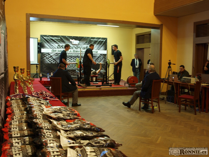 Mistrovstv� �R v klasick�m (RAW) silov�m trojboji mu�� a �en 2015