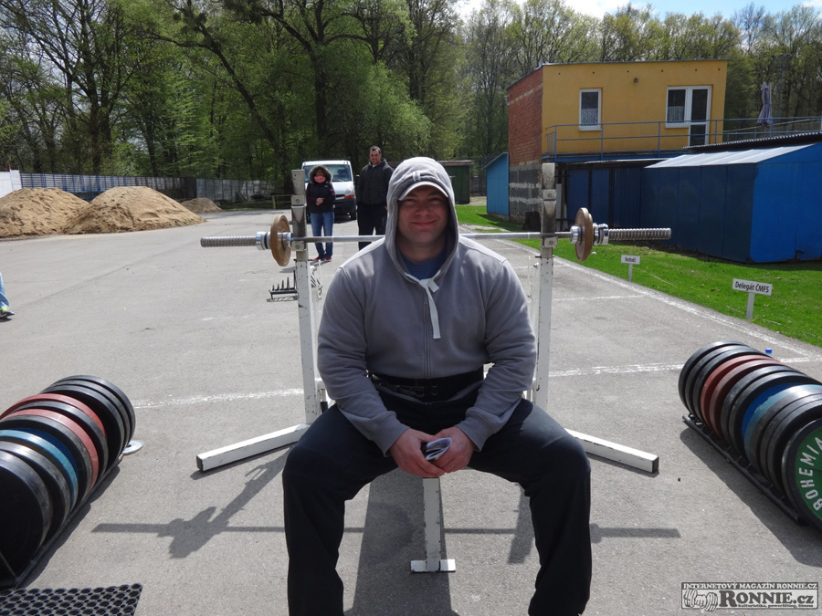 Ale� Koci�n p�ed �ivotn�m v�konem v bench-pressu