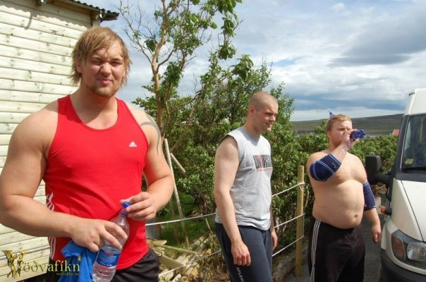 �Vlevo Hafthor Julius Bjornsson jako 20let� mlad�k