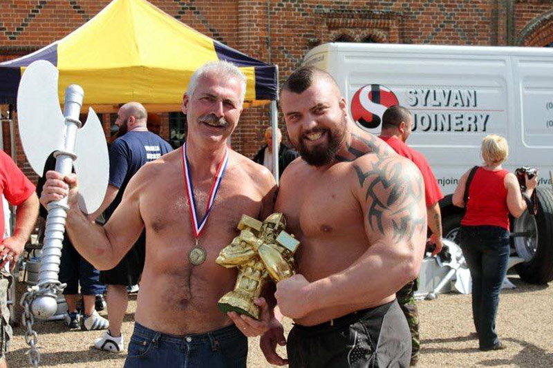 Eddie Hall s otcem v roce 2011
