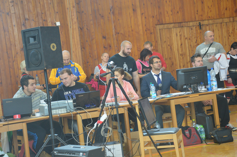 M�R v klasick�m (RAW) silov�m trojboji masters 2016