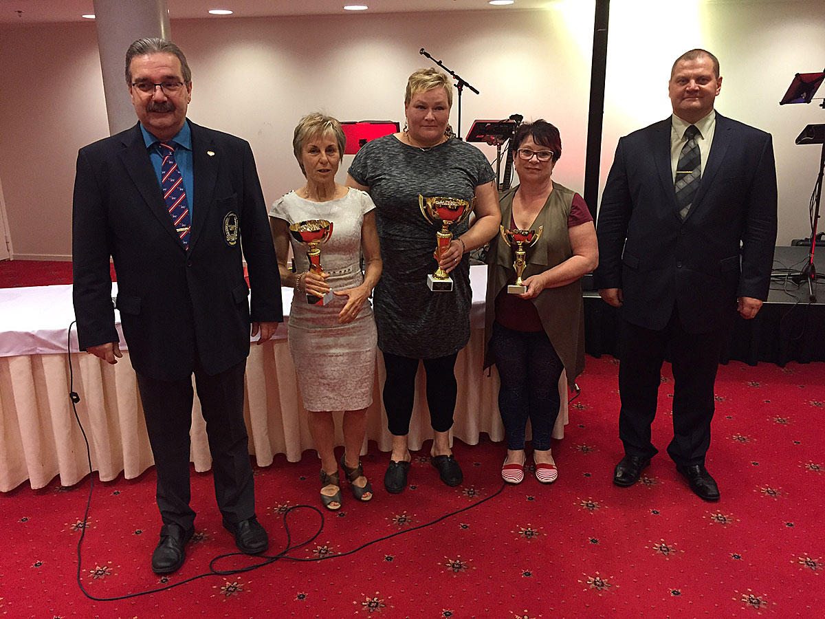 Hana Tak��ov� na vyhl�en� celkov�ho 3. m�sta v kategorii Masters III