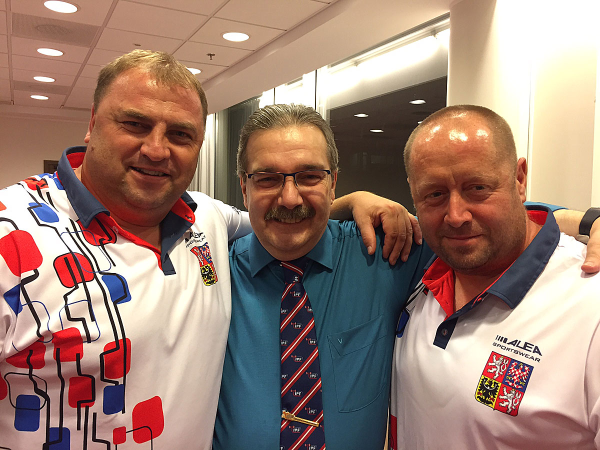  Petr Slani�ka a Jan Pinc s prezidentem IPF Gastonem Paragem