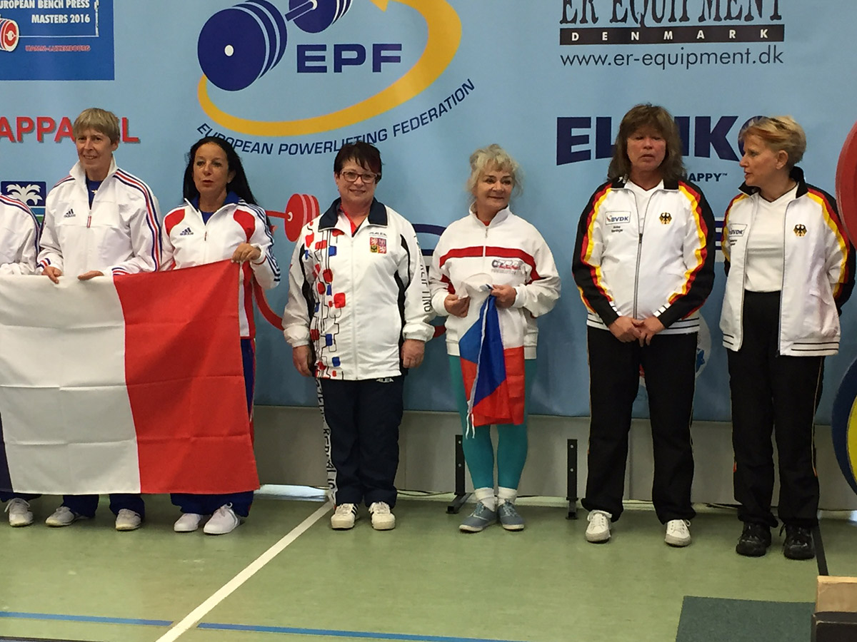 Hana Tak��ov� a Adina Hykov� na ME v bench-pressu masters 2016